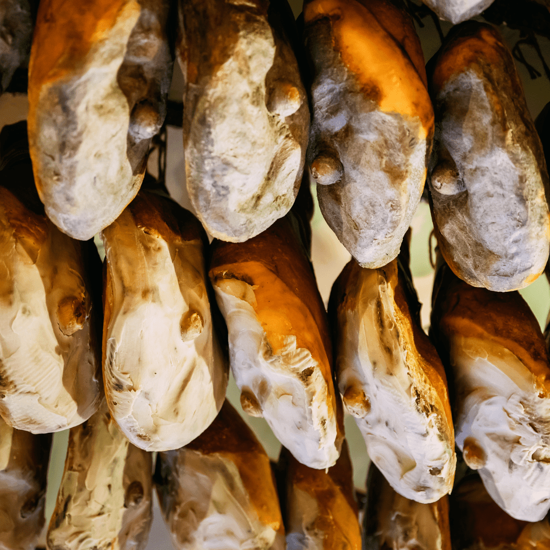 Jambon sans Os Fermier artisanal suspendu en maturation, élaboré à partir de cochons noirs corses.